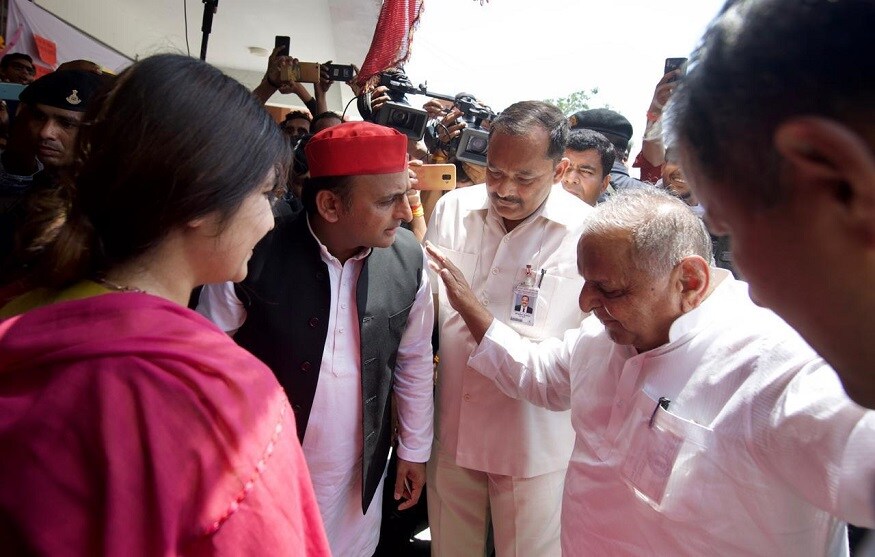 ভোট দিতে পৌঁছন মুলায়ম সিং যাদব । এবার মৈনপুরি কেন্দ্র থেকে প্রার্থী হিসেবে দাঁড়িইয়েছেন মুলায়ম সিং যাদব (Image: News18) ভোট দিতে পৌঁছন মুলায়ম সিং যাদব । এবার মৈনপুরি কেন্দ্র থেকে প্রার্থী হিসেবে দাঁড়িইয়েছেন মুলায়ম সিং যাদব (Image: News18)