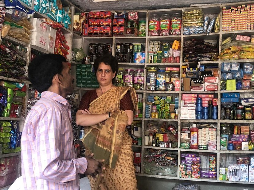 গতকাল ভোটপ্রচারে প্রিয়ঙ্কা অভিযোগ করেন, জুতো বিলি করে অমেঠিবাসীর অপমান করছেন স্মৃতি ইরানি। কেন্দ্রীয় মন্ত্রীর পালটা কটাক্ষ, নাটক করছেন প্রিয়াঙ্কাই। 
