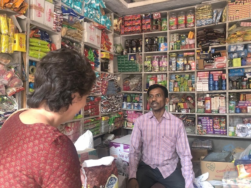 আনুষ্ঠানিকভাবে তিনি পূর্ব উত্তরপ্রদেশের দায়িত্বপ্রাপ্ত সাধারণ সম্পাদক। বাজারে গুঞ্জন, বারাণসী থেকে নাকি প্রধানমন্ত্রীর বিরুদ্ধে ভোটে লড়তেও পারেন। সেসবের মাঝে দাদা রাহুল গান্ধির কেন্দ্রেও চষে বেরাচ্ছেন প্রিয়াঙ্কা গান্ধি বঢরা।