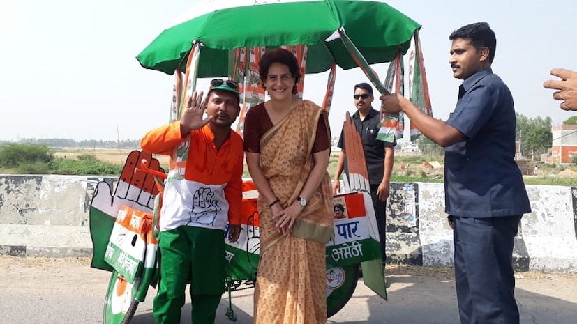সোমবার মা সোনিয়া গান্ধিকে সঙ্গে নিয়েই অমেঠিতে প্রচার চালান তিনি। ভোটপ্রচারে দাদার প্রধান প্রতিপক্ষ স্মৃতি ইরানিকে নিশানা করলেন প্রিয়াঙ্কা।
