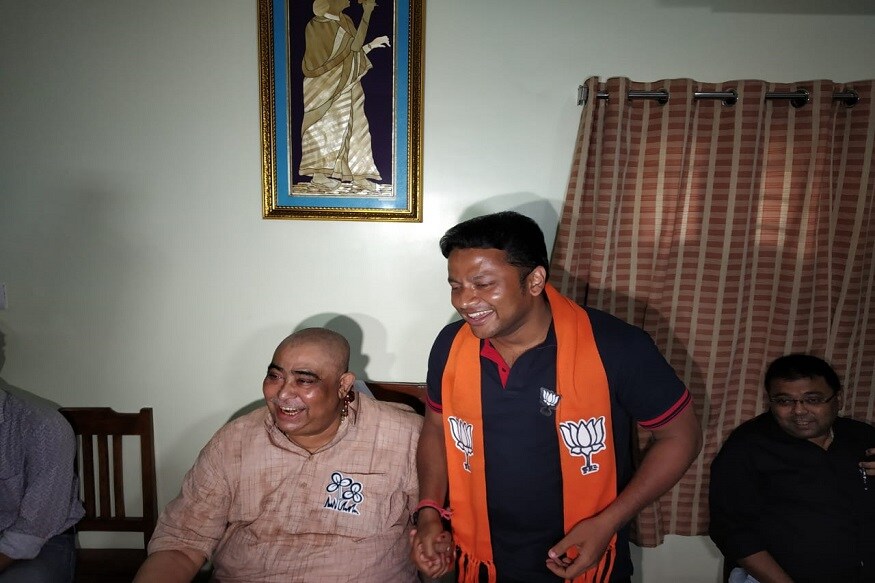 এক প্রশ্নের উত্তরে অনুব্রত জানিয়েছেন তৃণমূল ছেড়ে ভুল করেছে অনুপম ৷ যদি তাঁর আগের থেকে ব্যাপারটা জানা থাকত তিনি যত্নসহকারে দেখতেন বিষয়টি ৷ এক প্রশ্নের উত্তরে অনুব্রত জানিয়েছেন তৃণমূল ছেড়ে ভুল করেছে অনুপম ৷ যদি তাঁর আগের থেকে ব্যাপারটা জানা থাকত তিনি যত্নসহকারে দেখতেন বিষয়টি ৷