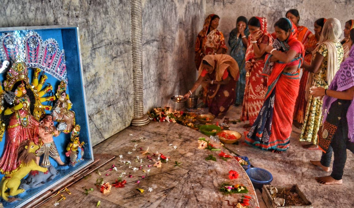 • প্রথম ফল ও সব্জী পুজোয় অর্পণ করার পরেই তা রান্না করা হয় বা ঘরে তোলা হয় ৷ ছবি: দেবমাল্য দাশ ৷ • প্রথম ফল ও সব্জী পুজোয় অর্পণ করার পরেই তা রান্না করা হয় বা ঘরে তোলা হয় ৷ ছবি: দেবমাল্য দাশ ৷