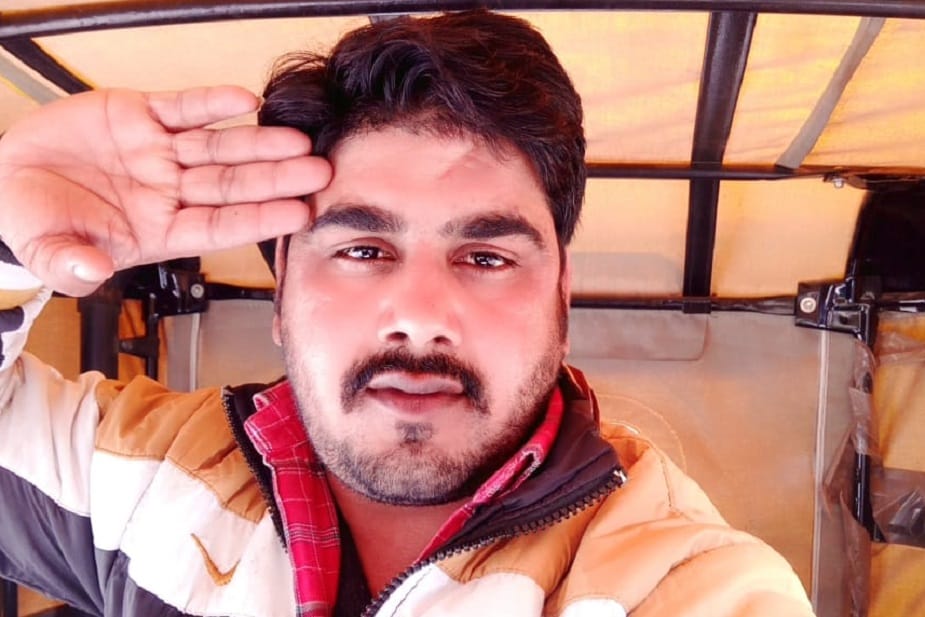 অনিল গত বছর ধরে একটি অত্যন্ত ভাল কাজ করে এসেছেন ৷ এলাকার সমস্ত গর্ভবতী মহিলাদের বিনা পয়সায় হাসপাতাল পৌঁছে দেন ৷ অনিল গত বছর ধরে একটি অত্যন্ত ভাল কাজ করে এসেছেন ৷ এলাকার সমস্ত গর্ভবতী মহিলাদের বিনা পয়সায় হাসপাতাল পৌঁছে দেন ৷