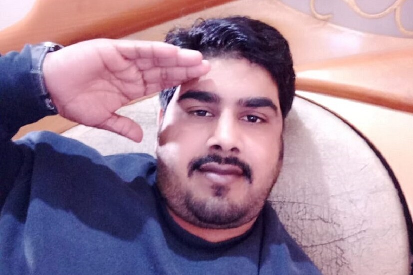 পুলওয়ামা হামলার পরে চণ্ডীগড়ের একজন অটোচালক শহিদদের শ্রদ্ধাঞ্জলি সরূপ ৷ তিনি জানিয়েছিলেন ভারতীয় সেনা যেদিন বদলা নেবে তিনি একমাস অটো বিনা পয়সায় পরিষেবা দেবেন সাধারণ মানুষকে ৷