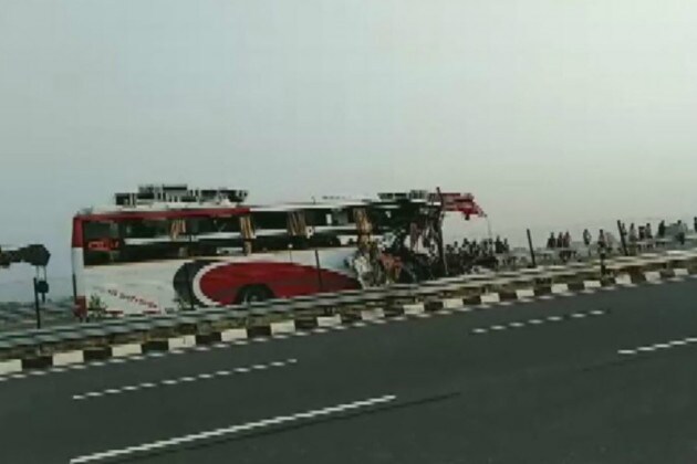 রবিবার সাতসকালে ভয়ঙ্কর পথ দুর্ঘটনা ৷ একটি বেসরকারি বাসের সঙ্গে ট্রাকের সংঘর্ষ ৷ ঘটনাস্থলেই মৃত্যু হয়েছে ৭ জনের ৷ দুমড়ে-মুচড়ে গিয়েছে বাসটি ৷ রবিবার সাতসকালে ভয়ঙ্কর পথ দুর্ঘটনা ৷ একটি বেসরকারি বাসের সঙ্গে ট্রাকের সংঘর্ষ ৷ ঘটনাস্থলেই মৃত্যু হয়েছে ৭ জনের ৷ দুমড়ে-মুচড়ে গিয়েছে বাসটি ৷
