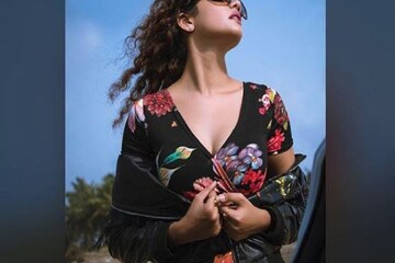প্রথম ছবিতেই সাহসী চুমু, ইন্ডাস্ট্রিতে টিকে থাকতে মরিয়া এই মডেল...দেখুন ছবি