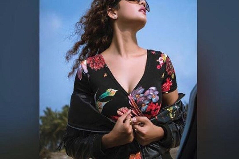 মডেলিং দিয়ে শুরু৷ তারপর একটি সর্বভারতীয় চ্যানেলে রিয়্যালিটি শোয়ে তিনি আত্মপ্রকাশ করেন৷ সেখানে এই উঠতি নায়িকার যিনি পার্টনার ছিলেন, তিনি এক বিখ্যাত হিরো৷ এই রিয়্যালিটি শো থেকেই জনপ্রিয়তা অর্জন করেন মেয়েটি৷ এবং রিয়্যালিটি শোয়ের শেষ পর্যন্ত নিজেকে নিয়ে যান৷ Representative Photo