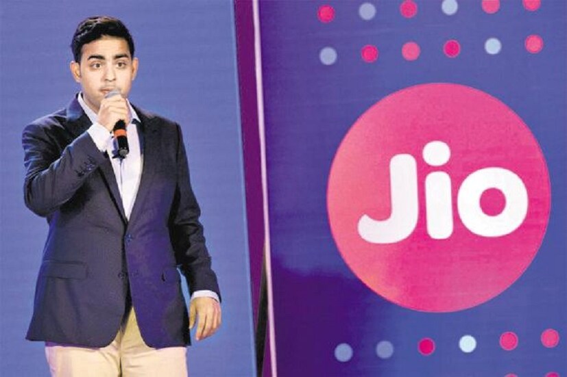 বিবৃত্তি দিয়ে এ কথা জানান রিলায়েন্স জিও-র ডিরেক্টর আকাশ আম্বানি। ২০১৩ সালে প্রতিষ্ঠা হয় চ্যাট বেসড ভার্চুয়াল কনসার্জ মোবাইল অ্যাপ্লিকেশন হ্যাপটিক।  