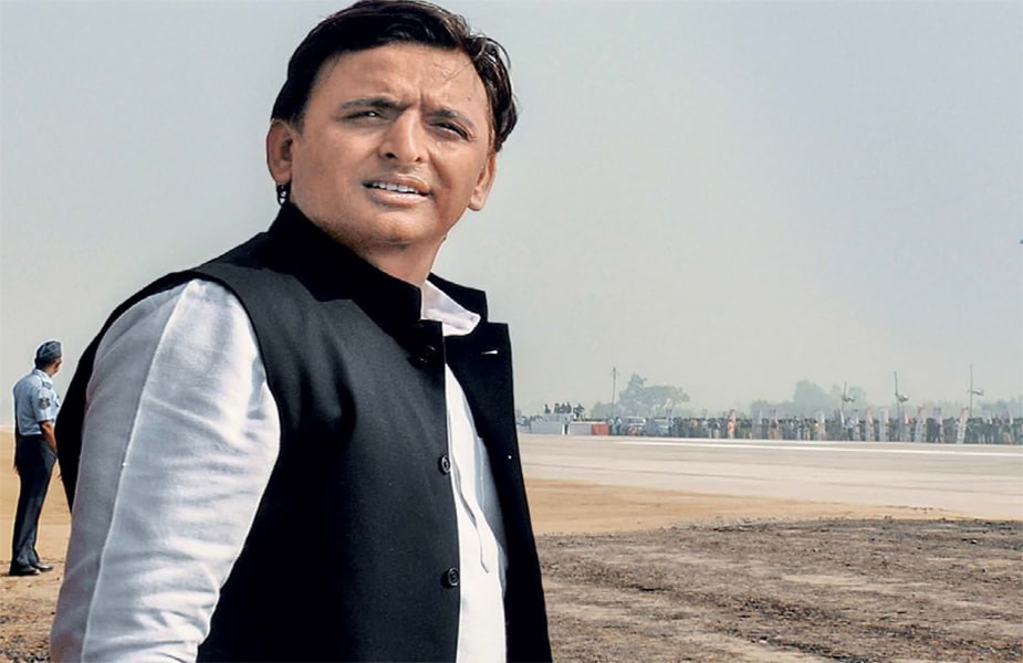 রাজস্থানের ডৌলপুর আর্মি স্কুলে পড়াশুনা শুরু করেন অখিলেশ যাদব। এরপর তিনি মহীশূর বিশ্ববিদ্যালয় থেকে সিভিল এনভায়রনমেন্টাল ইঞ্জিনিয়ারিংয়ে স্নাতক এবং মাস্টার ডিগ্রি অর্জন করেন। তিনি উচ্চশিক্ষার জন্য অস্ট্রেলিয়ায় গিয়ে সিডনি বিশ্ববিদ্যালয়ে পরিবেশে স্নাতকোত্তর ডিগ্রী সম্পন্ন করেন। রাজস্থানের ডৌলপুর আর্মি স্কুলে পড়াশুনা শুরু করেন অখিলেশ যাদব। এরপর তিনি মহীশূর বিশ্ববিদ্যালয় থেকে সিভিল এনভায়রনমেন্টাল ইঞ্জিনিয়ারিংয়ে স্নাতক এবং মাস্টার ডিগ্রি অর্জন করেন। তিনি উচ্চশিক্ষার জন্য অস্ট্রেলিয়ায় গিয়ে সিডনি বিশ্ববিদ্যালয়ে পরিবেশে স্নাতকোত্তর ডিগ্রী সম্পন্ন করেন।