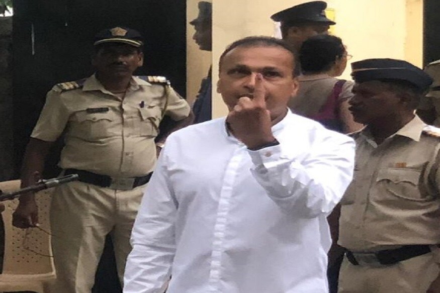 সকাল সকাল ভোটের লাইনে দেখা মিলল অনিল অম্বানির ৷ ভোটগ্রহণ শুরু হতেই মুম্বইয়ের ২১৬ নম্বর ভোটকেন্দ্র, জিডি সোমানি স্কুলে ভোট দিলেন তিনি ৷ Picture Courtesy- ANI সকাল সকাল ভোটের লাইনে দেখা মিলল অনিল অম্বানির ৷ ভোটগ্রহণ শুরু হতেই মুম্বইয়ের ২১৬ নম্বর ভোটকেন্দ্র, জিডি সোমানি স্কুলে ভোট দিলেন তিনি ৷ Picture Courtesy- ANI