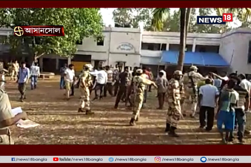 বিক্ষোভকারীদের ওপর লাঠিচার্জ করে পুলিশ।গন্ডগোলের খবর পেয়ে কেন্দ্রীয় বাহিনী এলেও ভোট শুরু হয়নি। 
