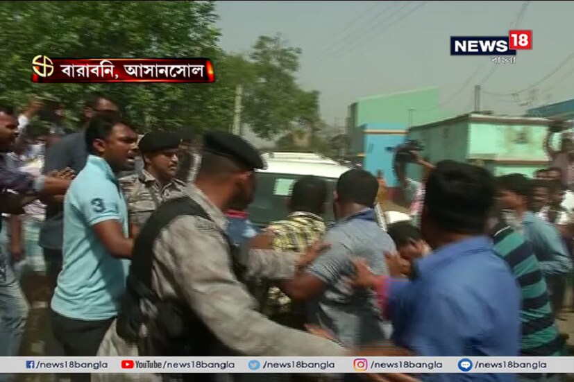 বুথ থেকে বেরতেই বাবুলকে ঘিরে বিক্ষোভ শুরু হয় ৷ 