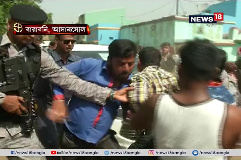 বাবুল সুপ্রিয়র গাড়ির কাচ ভাঙচুর করা হয় ৷ বাবুলের নিরাপত্তারক্ষীদের সঙ্গে তুমুল ধস্তাধস্তি হয় স্থানীয়দের একাংশের ৷ 