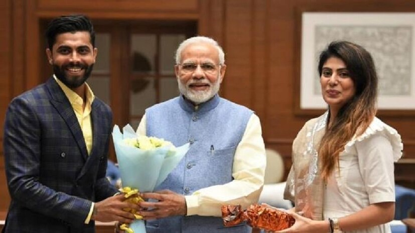 আসলে রবীন্দ্র জাডেজা -র নরেন্দ্র মোদির সঙ্গে সম্পর্ক বেশ ভালো ৷ তাই এই দুজন এভাবে খোলাখুলি সমর্থনে এগিয়ে এসেছেন ৷ Photo- File 