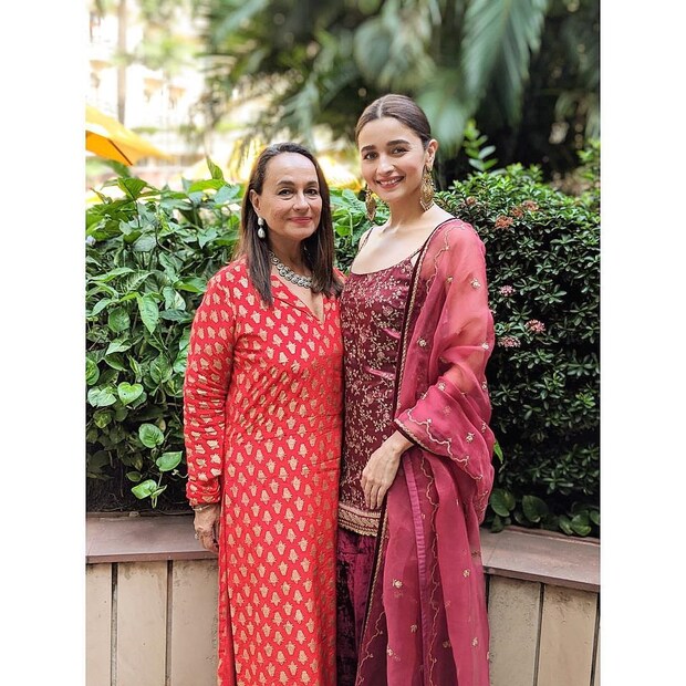 • আলিয়া ভাট: আলিয়ার কাছে রয়েছে ব্রিটিশ পাসপোর্ট ৷ আলিয়ার মা সোনি রাজদান একজন ব্রিটিশ নাগরিক ৷