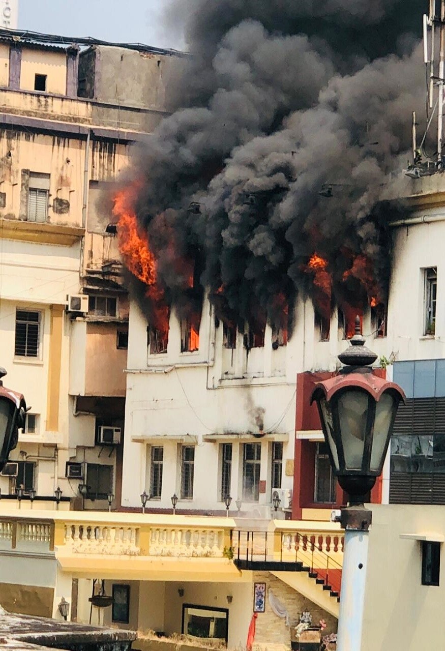 ঘটনাস্থলে পৌঁছেছে দমকলের ১২টি ইঞ্জিন ৷ ধোঁয়ায় ঢাকা গোটা এলাকা আতঙ্কিত স্থানীয় বাসিন্দারা ৷ অগ্নিকাণ্ডের জেরে এজেসি বোস রোডে ধীরে চলছে গাড়ি ৷ প্রবল যানজট চৌরঙ্গি রোডে ঘটনাস্থলে পৌঁছেছে দমকলের ১২টি ইঞ্জিন ৷ ধোঁয়ায় ঢাকা গোটা এলাকা আতঙ্কিত স্থানীয় বাসিন্দারা ৷ অগ্নিকাণ্ডের জেরে এজেসি বোস রোডে ধীরে চলছে গাড়ি ৷ প্রবল যানজট চৌরঙ্গি রোডে