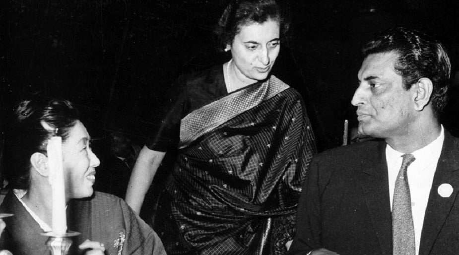 সত্যজিতের সঙ্গে ইন্দিরা গান্ধী ও মারি সিটনের খুব ভাল সম্পর্ক ছিল। মারি সিটন 'পথের পাঁচালী'-র প্রসঙ্গে জানার পরে কলকাতায় আসেন এবং কলকাতা ফিল্ম সোসাইটিকে পুনরুজ্জীবিত করতে উদ্যোগী হন। ওই সোসাইটি ১৯৪৭ সালে প্রতিষ্ঠিত হলেও, পঞ্চাশের দশকের শুরুতে এই সোসাইটির কাজ বন্ধ হয়ে যায়। বেশিরভাগ সদস্যই তখন নিজের নিজের ছবির কাজ নিয়ে ব্যস্ত হয়ে পড়েছিলেন। মারি সিটন দীর্ঘ সময় কলকাতায় থাকেন এবং ১৯৭১ সালে প্রকাশিত হয় তাঁর লেখা সত্যজিতের জীবনীগ্রন্থ- 'পোর্ট্রেট অফ আ ডিরেক্টর- সত্যজিত্ রে'।photo source collected সত্যজিতের সঙ্গে ইন্দিরা গান্ধী ও মারি সিটনের খুব ভাল সম্পর্ক ছিল। মারি সিটন 'পথের পাঁচালী'-র প্রসঙ্গে জানার পরে কলকাতায় আসেন এবং কলকাতা ফিল্ম সোসাইটিকে পুনরুজ্জীবিত করতে উদ্যোগী হন। ওই সোসাইটি ১৯৪৭ সালে প্রতিষ্ঠিত হলেও, পঞ্চাশের দশকের শুরুতে এই সোসাইটির কাজ বন্ধ হয়ে যায়। বেশিরভাগ সদস্যই তখন নিজের নিজের ছবির কাজ নিয়ে ব্যস্ত হয়ে পড়েছিলেন। মারি সিটন দীর্ঘ সময় কলকাতায় থাকেন এবং ১৯৭১ সালে প্রকাশিত হয় তাঁর লেখা সত্যজিতের জীবনীগ্রন্থ- 'পোর্ট্রেট অফ আ ডিরেক্টর- সত্যজিত্ রে'।photo source collected