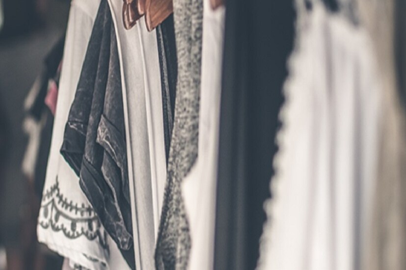 চিকিৎসকদের মতে, শুধু দু’টি হাত বার বার ভাল ভাবে ধুয়ে নিলেই হবে না। যতটা সম্ভব নিজেদের পরিস্কার, পরিচ্ছন্ন রাখার চেষ্টা করুন। গবেষণায় দেখা গিয়েছে যে প্লাস্টিক এবং ধাতব বস্তুর উপর করোনা ভাইরাস ৩ দিন পর্যন্ত বেঁচে থাকতে পারে। এই বস্তুগুলির উপরিভাগ ছিদ্রহীন হওয়ায় ভাইরাস দীর্ঘক্ষণ স্থায়ী হতে পারে। কিন্তু এই বলে যে জামা-কাপড়ে যে এই ভাইরাস বেঁচে থাকতে পারে না তা কিন্তু নয়।