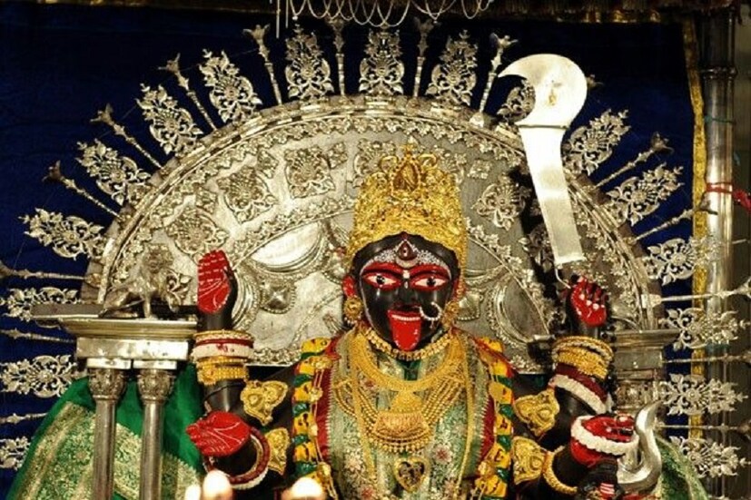 দক্ষিণেশ্বরের প্রতিটি কোণায় আজও কানপাতলে ঠাকুর শ্রীরামকৃষ্ণ ও মা ভবতারিণীর বাৎসল্য অনুভূব করা যায় ৷ 