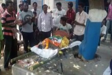 শিলিগুড়িতে অস্বাভাবিক মৃত্যু, দিনভর চলল রাজনৈতিক চাপানউতর শিলিগুড়িতে অস্বাভাবিক মৃত্যু, দিনভর চলল রাজনৈতিক চাপানউতর
