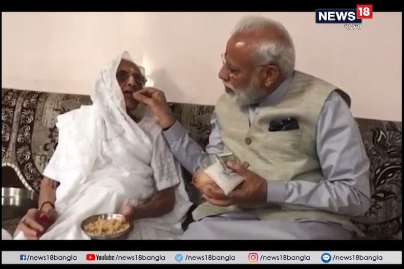  নিজে হাতে খাইয়ে দেন প্রসাদ