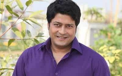 ঠিক এই সময়ই খ্যাতনামা পরিচালক বাসু চট্টোপাধ্যায়ের হাত ধরে ভারতীয় সিনেমার সঙ্গে পরিচয় ঘটে ফিরদৌসের ৷ অভিনেত্রী প্রিয়াঙ্কা ত্রিবেদীর সঙ্গে জুটি বেঁধে ফিরদৌস অভিনয় করেন ৷ ছবির নাম ‘হঠাৎ বৃষ্টি’ ৷ ভারত ও বাংলাদেশ দুই দেশেই দারুণ ব্যবসা করে এই ছবি ৷ ঠিক এই সময়ই খ্যাতনামা পরিচালক বাসু চট্টোপাধ্যায়ের হাত ধরে ভারতীয় সিনেমার সঙ্গে পরিচয় ঘটে ফিরদৌসের ৷ অভিনেত্রী প্রিয়াঙ্কা ত্রিবেদীর সঙ্গে জুটি বেঁধে ফিরদৌস অভিনয় করেন ৷ ছবির নাম ‘হঠাৎ বৃষ্টি’ ৷ ভারত ও বাংলাদেশ দুই দেশেই দারুণ ব্যবসা করে এই ছবি ৷