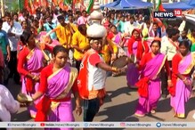 আদিবাসী নাচ, রণপা, খোল-করতাল, কাড়া-নাকাড়া, হারমোনিয়ম,সানাই রং ছড়াচ্ছে বর্ধমানের ভোট যুদ্ধে আদিবাসী নাচ, রণপা, খোল-করতাল, কাড়া-নাকাড়া, হারমোনিয়ম,সানাই রং ছড়াচ্ছে বর্ধমানের ভোট যুদ্ধে