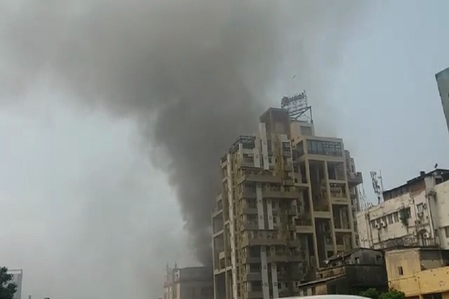 অন্যতলাগুলিতেও আগুন দ্রুত ছড়িয়ে পড়ার আশঙ্কা করা হচ্ছে ৷ ঘটনাস্থলে বিপর্যয় মোকাবিলা দল ৷ দ্রুত খালি করা হয় বিল্ডিং৷ বাসিন্দাদের অন্যত্র সরানো হয়েছে ৷ অন্যতলাগুলিতেও আগুন দ্রুত ছড়িয়ে পড়ার আশঙ্কা করা হচ্ছে ৷ ঘটনাস্থলে বিপর্যয় মোকাবিলা দল ৷ দ্রুত খালি করা হয় বিল্ডিং৷ বাসিন্দাদের অন্যত্র সরানো হয়েছে ৷