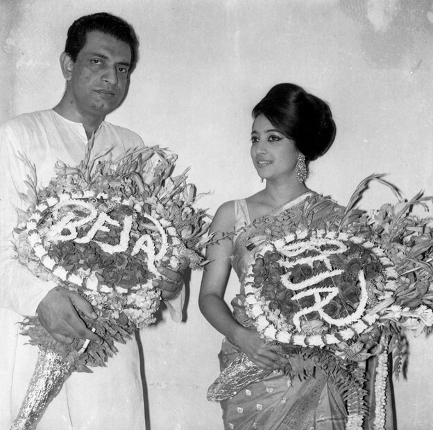 তিনি বেঁচে আছেন তাঁর লেখনির মধ্যে দিয়ে। মৃত্যুর আগে এই পরিচালকের হাতে উঠেছিল চলচ্চিত্র জগতের সবচেয়ে বড় পুরস্কার। তবে যতই নতুন হোক বাংলা ছবির জগৎ সত্যজিৎ রায়কে উপেক্ষা করে এক পাও চলা সম্ভব না। photo source collected