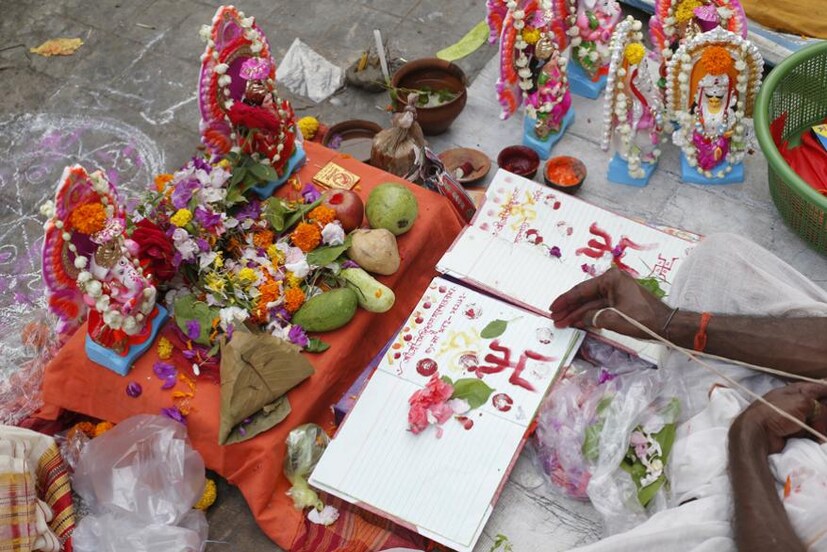 বাঙালীর কাছে নববর্ষ মানেই হালখাতা। আজ পয়লা বৈশাখের দিন রাজ্যের নানান প্রান্তে চলছে বিভিন্ন অনুষ্ঠান। (Image: Reuters)