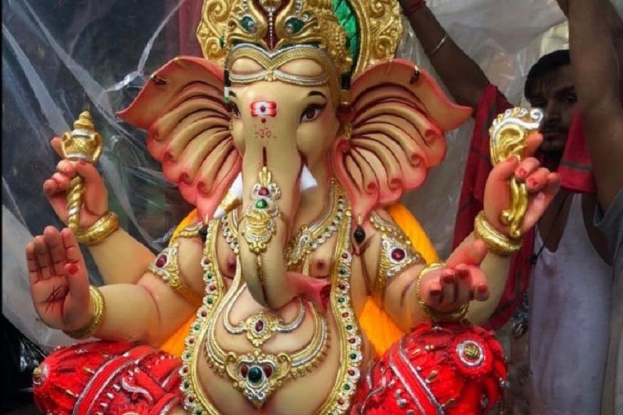 এমন কোনও জায়গায় গণেশ রাখবেন না, যেখানে আলো কম পৌঁছয় ৷ বরং খোলামেলা জায়গাতেই রাখুন গণেশের মূর্তি ৷ এমন কোনও জায়গায় গণেশ রাখবেন না, যেখানে আলো কম পৌঁছয় ৷ বরং খোলামেলা জায়গাতেই রাখুন গণেশের মূর্তি ৷