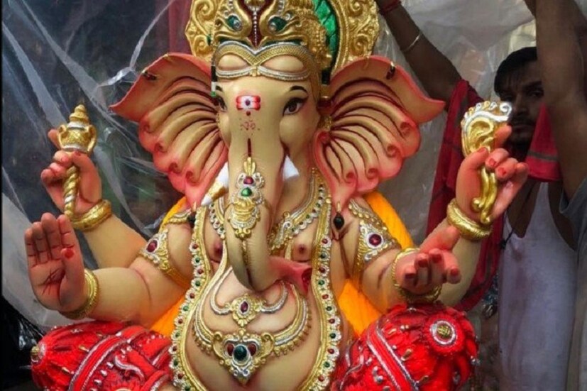 এমন কোনও জায়গায় গণেশ রাখবেন না, যেখানে আলো কম পৌঁছয় ৷ বরং খোলামেলা জায়গাতেই রাখুন গণেশের মূর্তি ৷