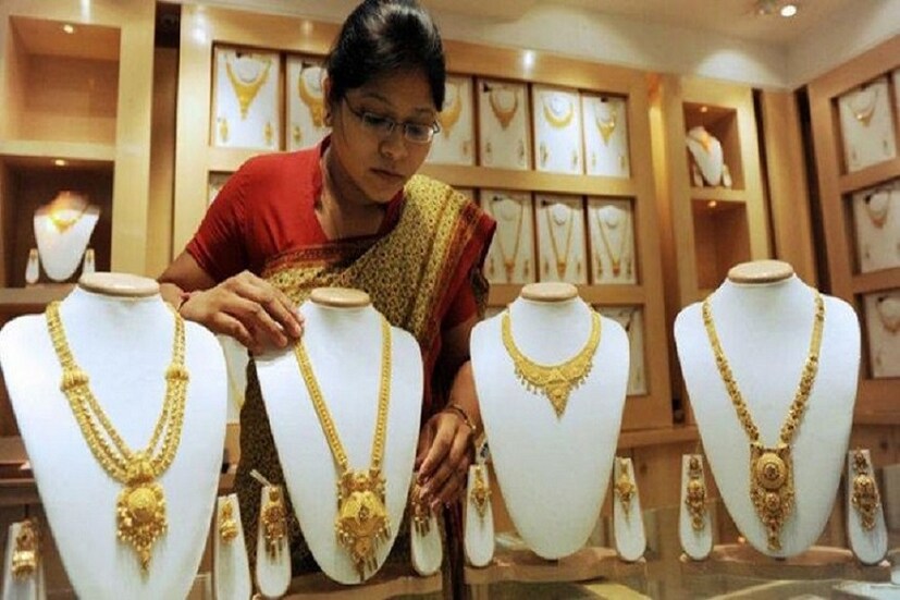 ২৪ ক্যারাট সোনার ১ গ্রামের দাম ৩,৩৫৪ টাকা (কমেছে ২৮ টাকা), ৮ গ্রামের দাম ২৬,৮৩২ টাকা (কমেছে ২২৪ টাকা), ১০ গ্রামের দাম ৩৩,৫৪০ টাকা (কমেছে ২৮০ টাকা), ১০০ গ্রাম সোনার দাম ৩,৩৫,৪০০ টাকা (কমেছে ২,৮০০ টাকা) ৷ প্রতীকী ছবি ৷ 