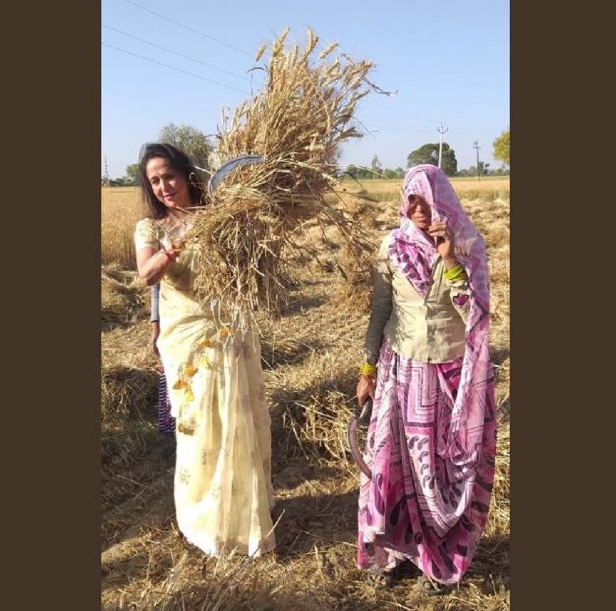 উত্তরপ্রদেশের মথুরার বিজেপি প্রার্থী হেমা মালিনী৷ গতবারও এই লোকসভা কেন্দ্র থেকে জেতেন তিনি৷ এবারও সেই উদ্দেশ্যেই প্রচারে ঝাঁপিয়ে পড়েছেন হেমা৷ আর তাই ভোটপ্রচারের শুরুতেই গ্রামের মানুষের কাছেই পৌঁছে যান তিনি৷ Photo Courtesy: Twitter উত্তরপ্রদেশের মথুরার বিজেপি প্রার্থী হেমা মালিনী৷ গতবারও এই লোকসভা কেন্দ্র থেকে জেতেন তিনি৷ এবারও সেই উদ্দেশ্যেই প্রচারে ঝাঁপিয়ে পড়েছেন হেমা৷ আর তাই ভোটপ্রচারের শুরুতেই গ্রামের মানুষের কাছেই পৌঁছে যান তিনি৷ Photo Courtesy: Twitter