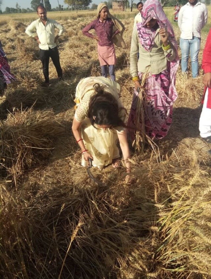 হেমা মেলিনী নিজেই এই ছবিগুলি পোস্ট করেছেন সোশ্যাল মিডিয়ায়৷ তিনি আত্মবিশ্বাসী যে এবারও তিনি জিতবেন, কারণ আগের দফায় তিনি তাঁর কেন্দ্র মথুরার জন্য অনেক কাজই করেছেন৷Photo Courtesy: Twitter হেমা মেলিনী নিজেই এই ছবিগুলি পোস্ট করেছেন সোশ্যাল মিডিয়ায়৷ তিনি আত্মবিশ্বাসী যে এবারও তিনি জিতবেন, কারণ আগের দফায় তিনি তাঁর কেন্দ্র মথুরার জন্য অনেক কাজই করেছেন৷Photo Courtesy: Twitter
