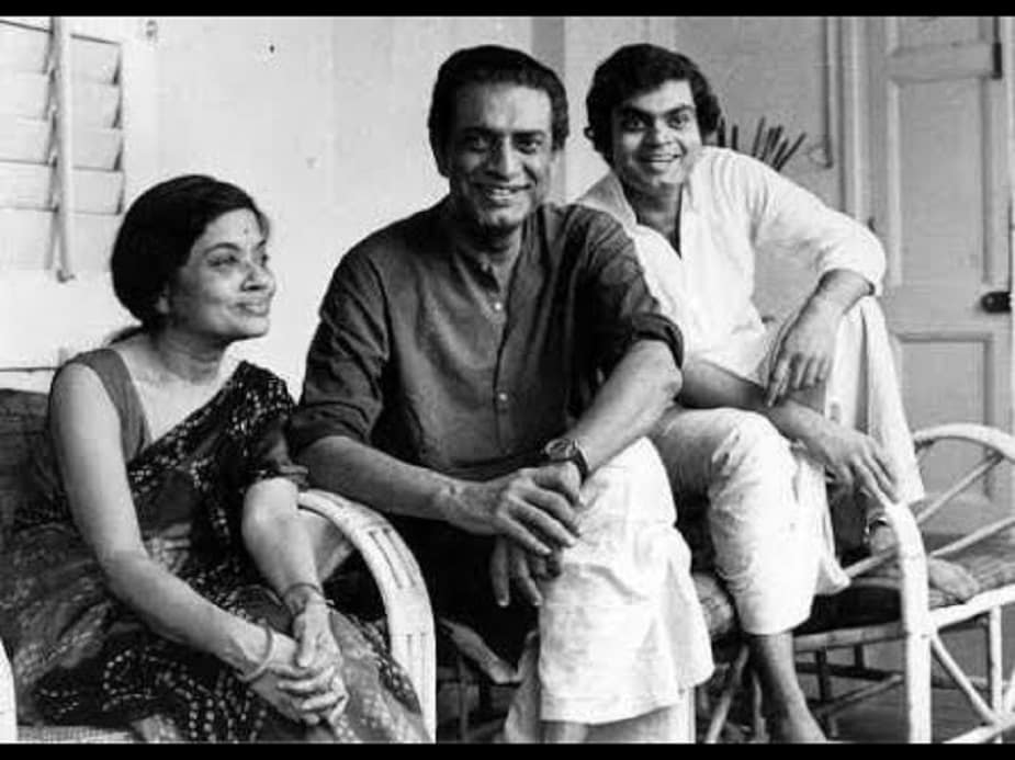 সত্যজিতের সঙ্গে তাঁর দীর্ঘ বন্ধুত্বের সুবাদেই তিনি আজীবন এদেশকে ভালবেসেছেন। ১৯৮৪ সালে তাঁকে পদ্মভূষণে সম্মানিত করা হয়। ইন্দিরা গান্ধীর সঙ্গেও সত্য়জিত্ রায়ের সম্পর্ক ছিল ভারি সুন্দর। তিনি সত্যজিতের ছবির একজন মুগ্ধ দর্শক ছিলেন তো বটেই পাশাপাশি কাজের ক্ষেত্রে পরিচালকের যাবতীয় সমস্যাকে অত্যন্ত গুরুত্বের সঙ্গে দেখতেন। ষাট ও সত্তরের দশকে ফিল্ম সোসাইটি আন্দোলন যখন তুঙ্গে, তখন বরাবর সত্যজিতের পাশে থেকেছেন ইন্দিরা। photo source collected সত্যজিতের সঙ্গে তাঁর দীর্ঘ বন্ধুত্বের সুবাদেই তিনি আজীবন এদেশকে ভালবেসেছেন। ১৯৮৪ সালে তাঁকে পদ্মভূষণে সম্মানিত করা হয়। ইন্দিরা গান্ধীর সঙ্গেও সত্য়জিত্ রায়ের সম্পর্ক ছিল ভারি সুন্দর। তিনি সত্যজিতের ছবির একজন মুগ্ধ দর্শক ছিলেন তো বটেই পাশাপাশি কাজের ক্ষেত্রে পরিচালকের যাবতীয় সমস্যাকে অত্যন্ত গুরুত্বের সঙ্গে দেখতেন। ষাট ও সত্তরের দশকে ফিল্ম সোসাইটি আন্দোলন যখন তুঙ্গে, তখন বরাবর সত্যজিতের পাশে থেকেছেন ইন্দিরা। photo source collected
