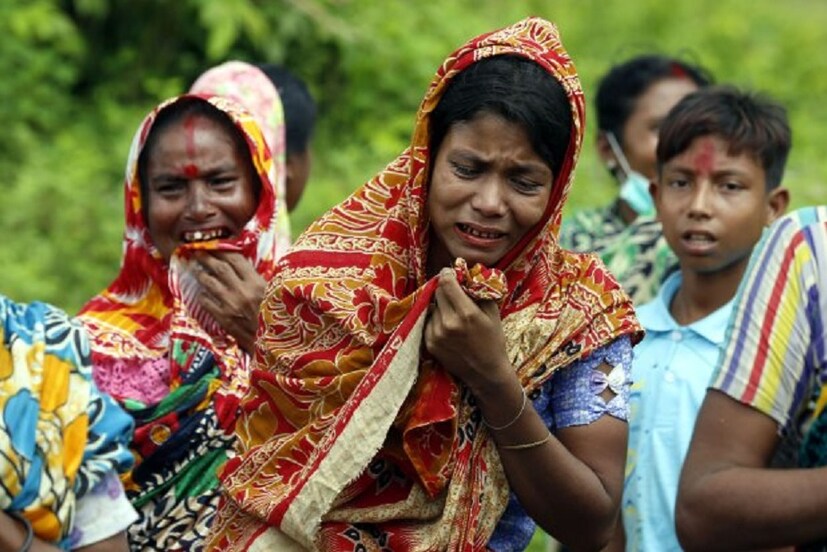 সাই জলপ্রপাতের কাছে বাঁশ সংগ্রহ করছিলেন গ্রামের বাসিন্দারা। এমন সময় মিয়ানমার সেনাবাহিনী হেলিকপ্টার থেকে হামলা চালিয়েছে। photo source collected