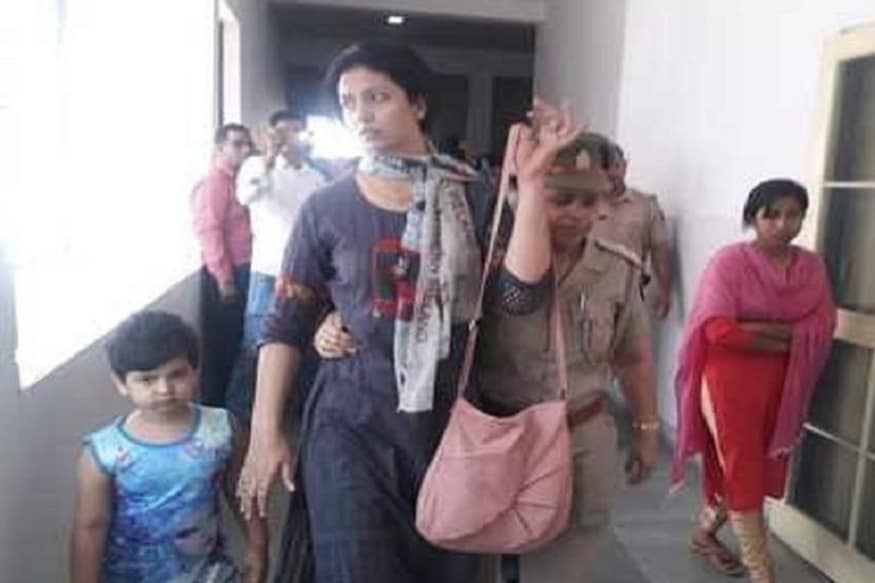 হাসিন পুলিশ স্টেশন থেকে মুক্তি পাওয়ার পর একের পর এক বোমা ফাটিয়েছেন ৷ তিনি জানিয়েছেন পুলিস রাত বারোটার সময় এসে তাঁকে তুলে নিয়ে যায় ৷ সেখানে থানায় তাঁকে নানা বিষয়ে জিজ্ঞাবাদ করা হয় ৷ Photo- collected হাসিন পুলিশ স্টেশন থেকে মুক্তি পাওয়ার পর একের পর এক বোমা ফাটিয়েছেন ৷ তিনি জানিয়েছেন পুলিস রাত বারোটার সময় এসে তাঁকে তুলে নিয়ে যায় ৷ সেখানে থানায় তাঁকে নানা বিষয়ে জিজ্ঞাবাদ করা হয় ৷ Photo- collected