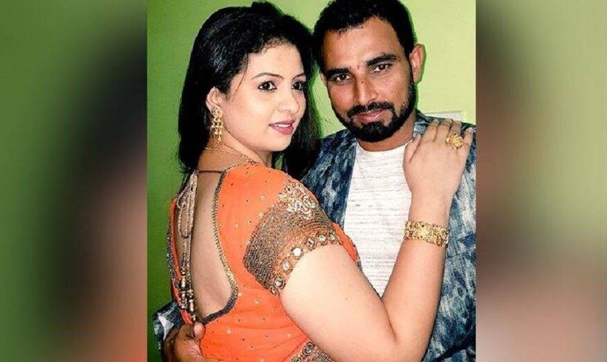 এদিকে হাসিন জাহান এদিন ফের একাবরে আইনি ব্যবস্থার দ্বিচারিতা নিয়ে প্রশ্ন তুলেছেন ৷ তিনি জানিয়েছেন কলকাতা পুলিশের কাছে মহম্মদ শামির বিরুদ্ধে ৪৯৮ -এ ধারায় মামাল থাকলেও পুলিশ তাঁকে গ্রেফতার করেনি অথচ তিনি তাঁর নিজের শ্বশুরবাড়িতে থাকলেও সেখান থেকে অভিযোগের ভিত্তিতে পুলিশ তাঁকে রাতারাতি তুলে নিয়ে গেল ৷ Photo -File এদিকে হাসিন জাহান এদিন ফের একাবরে আইনি ব্যবস্থার দ্বিচারিতা নিয়ে প্রশ্ন তুলেছেন ৷ তিনি জানিয়েছেন কলকাতা পুলিশের কাছে মহম্মদ শামির বিরুদ্ধে ৪৯৮ -এ ধারায় মামাল থাকলেও পুলিশ তাঁকে গ্রেফতার করেনি অথচ তিনি তাঁর নিজের শ্বশুরবাড়িতে থাকলেও সেখান থেকে অভিযোগের ভিত্তিতে পুলিশ তাঁকে রাতারাতি তুলে নিয়ে গেল ৷ Photo -File
