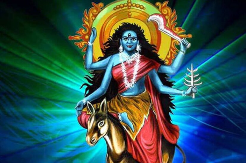 • রুধিরাক্ত ওষ্ঠদ্বয় সদা দন্তপংক্তিতে চেপে রেখেছেন। লাল রক্ত রজোগুণের, আর সাদা দাঁত সত্ত্বগুণের প্রতীক। সত্ত্বগুণ দিয়ে রজোগুণকে অভিভূত করে রেখেছেন।