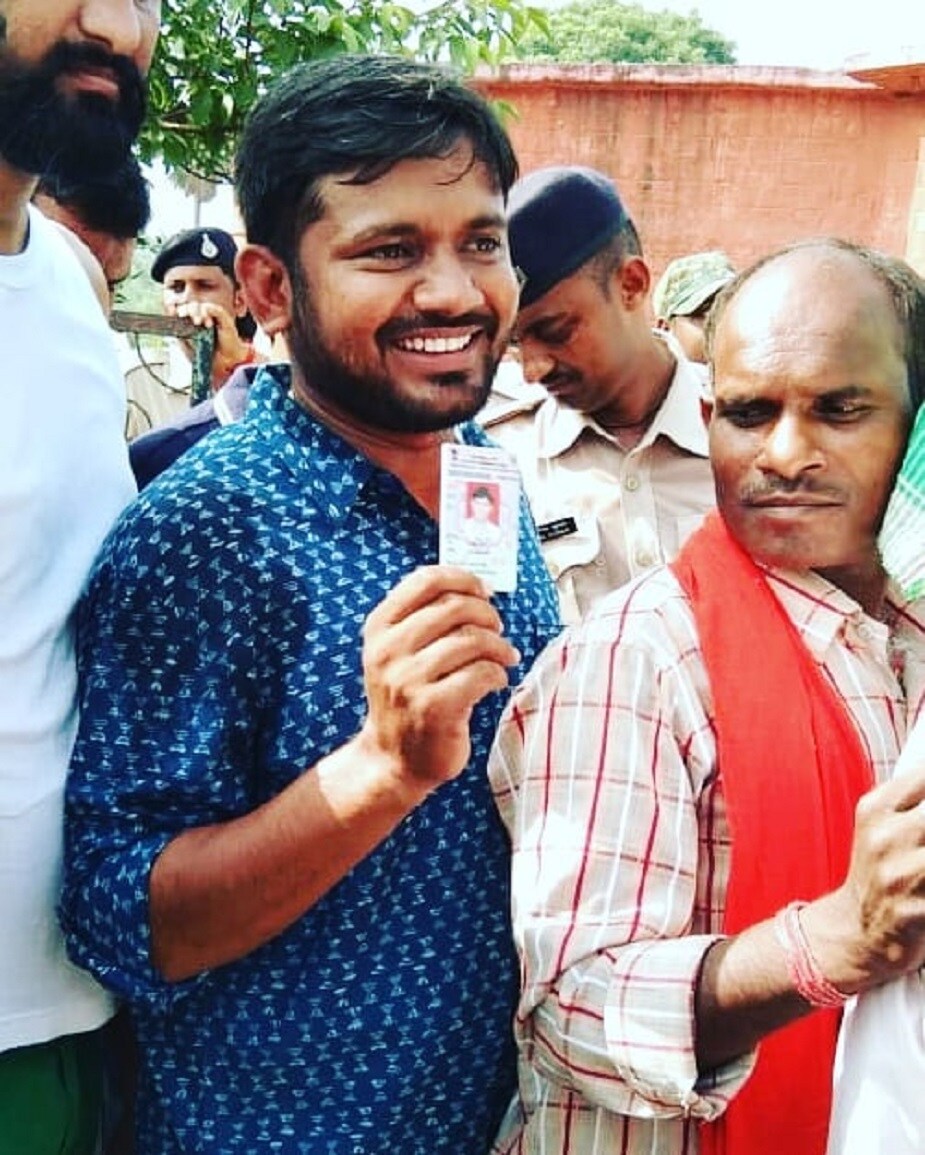 ভোট দেওয়া প্রত্যেকের কর্তব্য ও রাজনীতি থেকে দূরে থাকলে নেতারাও মানুষের মৌলিক প্রশ্নগুলি নিয়ে কাজ করবেন না । দেশের পরিস্থিতির উন্নতির জন্য বৃহত্তর সংগ্রামকে এগিয়ে নিয়ে যেতে প্রত্যেককে ভোট দেওয়ার আর্জি জানিয়েছেন কানহাইয়া । (Image: Facebook/KanhaiyaKaPage) ভোট দেওয়া প্রত্যেকের কর্তব্য ও রাজনীতি থেকে দূরে থাকলে নেতারাও মানুষের মৌলিক প্রশ্নগুলি নিয়ে কাজ করবেন না । দেশের পরিস্থিতির উন্নতির জন্য বৃহত্তর সংগ্রামকে এগিয়ে নিয়ে যেতে প্রত্যেককে ভোট দেওয়ার আর্জি জানিয়েছেন কানহাইয়া । (Image: Facebook/KanhaiyaKaPage)