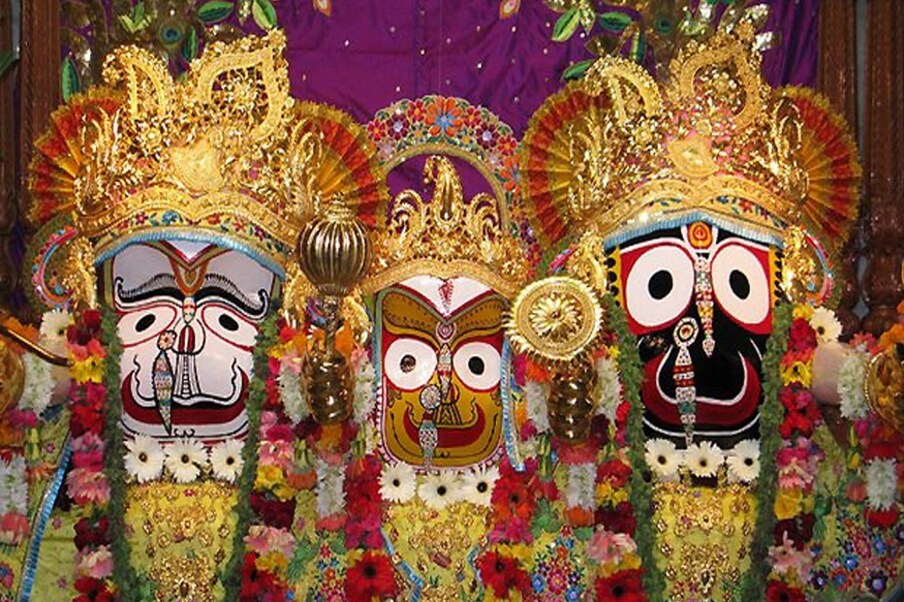  পুরীর মন্দিরের পূর্ব দিক অর্থাৎ সিংহদ্বার হল মন্দিরে প্রবেশের মূল র । মূল দ্বারে প্রবেশের আগে আছে অরূণস্তম্ভ। যা প্রায় তিন তলার সমান । এই স্তম্ভের উচ্চতা যেখানে শেষ হয়েছে সেই উচ্চতায় মন্দিরের গর্ভগৃহে জগন্নাথ বসে আছেন ।