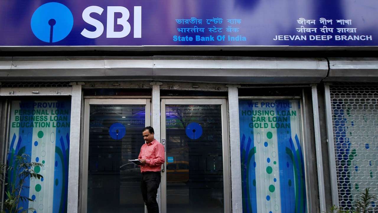 • SBI- মে থেকে SBI-এর সুদের হার এবং লোন RBI-র রেপো রেটের সঙ্গে সংযুক্ত করা হবে ৷ ফলে রেপো রেটের সঙ্গে কমবে বাড়বে এই পরিমাণগুলো ৷ ফলে সেভিংসে সুদের হার কমবে ৷ তবে ১ লাখের বেশি লোন ও জমানো আমানতের উপরেই এই নিয়ম কেবল কার্যকরী হবে ৷ • SBI- মে থেকে SBI-এর সুদের হার এবং লোন RBI-র রেপো রেটের সঙ্গে সংযুক্ত করা হবে ৷ ফলে রেপো রেটের সঙ্গে কমবে বাড়বে এই পরিমাণগুলো ৷ ফলে সেভিংসে সুদের হার কমবে ৷ তবে ১ লাখের বেশি লোন ও জমানো আমানতের উপরেই এই নিয়ম কেবল কার্যকরী হবে ৷