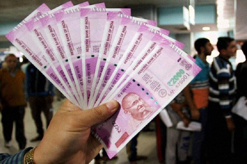 বিশেষজ্ঞদের মতে Equity ফান্ডে প্রত্যেক মাসে ১৫ হাজার টাকা করে ইনভেস্ট করলে সবচেয়ে বেশি লাভবান হবেন ৷ প্রতিদিনের খরচ থেকে ৫০০ টাকা সঞ্চয় করুন তাহলে এই কাজটি আপনার জন্য আরও সহজ হয়ে যাবে ৷ ৫ বছর পর্যন্ত এই ইনভেস্টমেন্ট করতে হবে ৷ বছরে ২০ শতাংশ রিটার্ন দিলে সেই হিসেবে ৫ বছরে আপনার ইনভেস্টমেন্ট বেড়ে ১৬ লক্ষ টাকা হয়ে যাবে ৷ অথার্ৎ ৫ বছরে আপনি মোট ৯ লক্ষ টাকা ইনভেস্ট করলে তা বেড়ে ১৬ লক্ষ টাকা হয়ে যাবে ৷ ৭ লক্ষ টাকা অতিরিক্ত আয় করতে পারবেন ৷ 