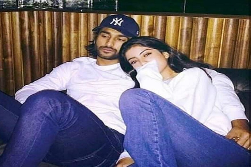 • শোনা গিয়েছিল, শাহরুখপুত্র আরিখান খানের সঙ্গে নাকি ডেট করছেন অমিতাভ বচ্চনের নাতনি নভ্যা নভেলি নন্দা ৷ • শোনা গিয়েছিল, শাহরুখপুত্র আরিখান খানের সঙ্গে নাকি ডেট করছেন অমিতাভ বচ্চনের নাতনি নভ্যা নভেলি নন্দা ৷