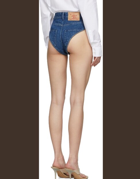 • এর আগে থং জিনস, আপসাইড-ডাউন শর্টস, এক্সট্রিমলি কাটআউট জিনসের ফ্যাশন দেখেও অনেকে নাক কুঁচকেছেন ৷ কিন্তু তাতেও দাপিয়ে ফ্যাশন দুনিয়ায় রাজত্ব করেছে এই ‘অফ দ্য রুট’ ফ্যাশন ৷ ছবি: ট্যুইটার ৷