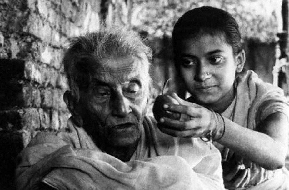 ‘পথের পাঁচালী’ সিনেমা নির্মাণের মধ্য দিয়ে চলচ্চিত্রে সত্যজিৎ রায়ের যাত্রা শুরু। এরপর একে একে নির্মাণ করেন, পরশ পাথর , জলসা ঘর, অপুর সংসার, অভিযান, মহানগর, কাপুরুষ ও মহাপুরুষ , নায়ক, গুপি গাইন বাঘা বাইন , অরণ্যের দিন রাত্রি, সীমাবদ্ধ, অশনি সংকেত সোনার কেল্লা জন অরণ্য, শতরঞ্জ কি খিলাড়ী, জয় বাবা ফেলুনাথ, হীরক রাজার দেশে, ঘরে বাইরে, গণ শত্রু, শাখা প্রশাখা এবং সর্বশেষ বানানো সত্যজিতের সিনেমার নাম আগুন্তুক। photo source collected ‘পথের পাঁচালী’ সিনেমা নির্মাণের মধ্য দিয়ে চলচ্চিত্রে সত্যজিৎ রায়ের যাত্রা শুরু। এরপর একে একে নির্মাণ করেন, পরশ পাথর , জলসা ঘর, অপুর সংসার, অভিযান, মহানগর, কাপুরুষ ও মহাপুরুষ , নায়ক, গুপি গাইন বাঘা বাইন , অরণ্যের দিন রাত্রি, সীমাবদ্ধ, অশনি সংকেত সোনার কেল্লা জন অরণ্য, শতরঞ্জ কি খিলাড়ী, জয় বাবা ফেলুনাথ, হীরক রাজার দেশে, ঘরে বাইরে, গণ শত্রু, শাখা প্রশাখা এবং সর্বশেষ বানানো সত্যজিতের সিনেমার নাম আগুন্তুক। photo source collected
