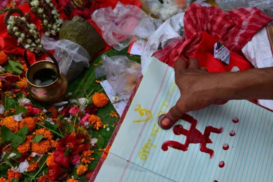 • এই দিন বাঙালীরা যে দেবতার পূজা অর্চনায় ব্যস্ত থাকেন তিনি দেবাদিদেব মহাদেবের পুত্র গণেশ ৷ সমস্ত দেবদেবীর পূজোর মধ্যে গণেশের পূজো সর্বপ্রথম করতে হবে কারণ তিনিই সর্বসিদ্ধিদাতা। • এই দিন বাঙালীরা যে দেবতার পূজা অর্চনায় ব্যস্ত থাকেন তিনি দেবাদিদেব মহাদেবের পুত্র গণেশ ৷ সমস্ত দেবদেবীর পূজোর মধ্যে গণেশের পূজো সর্বপ্রথম করতে হবে কারণ তিনিই সর্বসিদ্ধিদাতা।