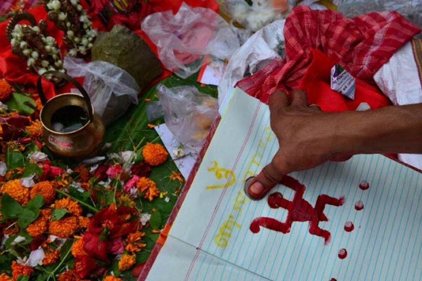 • এই দিন বাঙালীরা যে দেবতার পূজা অর্চনায় ব্যস্ত থাকেন তিনি দেবাদিদেব মহাদেবের পুত্র গণেশ ৷ সমস্ত দেবদেবীর পূজোর মধ্যে গণেশের পূজো সর্বপ্রথম করতে হবে কারণ তিনিই সর্বসিদ্ধিদাতা। 