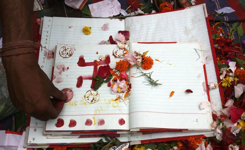 • এখন দেখে নেওয়া যাক, নতুন বছরে প্রথম পূজোর নির্ঘন্ট ও সময় সূচি ৷  বাংলা তারিখ- ১লা বৈশাখ ১৪২৬ , সোমবার।  ইং তারিখ- ১৫/৪/২০১৯।